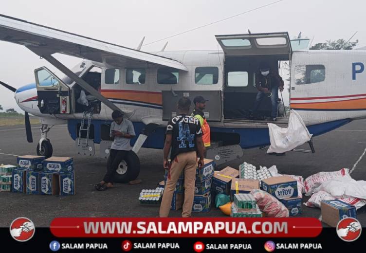 Suasana pembongkaran cargo bersubsidi barang-barang kebutuhan sehari-hari di Kenyam, Kabupaten Nduga, Provinsi Papua Pegunungan, Jumat (16/10/2026)(Salampapua.com/Elea Worom)
