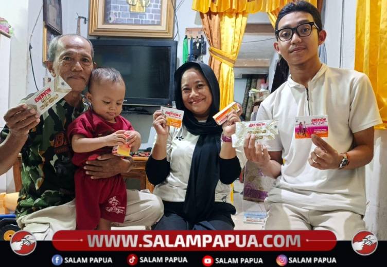 Perwakilan Volunteernesia (kanan) membagikan Enervon Family Immunity Kit ke beberapa kawasan pemukiman padat penduduk di Jakarta. Selain di Jakarta, Enervon Family Immunity Kit juga disalurkan ke enam daerah lain di Indonesia (Dokumen Darya Varia)