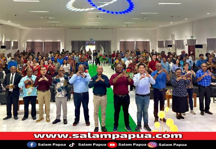 Foto bersama usai perayaan HUT YPMAK ke-6 yang dilaksanakan di Multi Purpose Community Center (MPCC) Timika, Kamis (18/12/2025)(Salampapua.com/Evita)