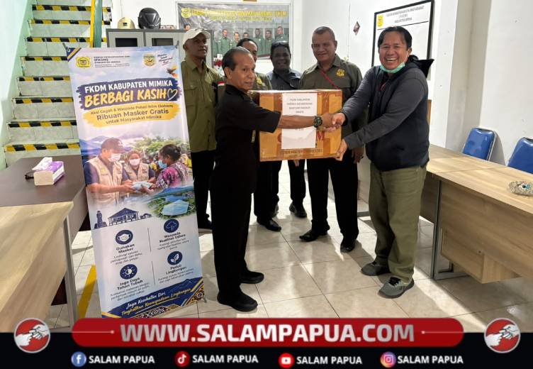 Ketua FKDM Mimika, Lucky Mahakena, menyerahkan masker kepada perwakilan media di Kantor FKDM, Jalan Hasanuddin, Timika, Selasa (20/10/2026)(Salampapua.com/Evita)