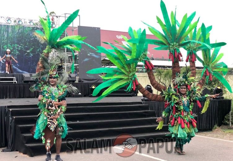 Salah satu kostum yang terbuat dari hasil bumi tanah Papua yakni Buah Merah yang tampil mempesona dan meraik perhatian banyak pengunjung Mimika Dance Carnival, Minggu (15/10/2023) (salampapua.com/Evita)