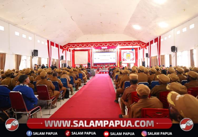 Gubernur Papua Tengah Meki Nawipa memimpin langsung Rapat Koordinasi Terpadu di Aula Negelar, Ilaga, Jumat (14/8/2026) siang (Salampapua.com/Humas PPT)
