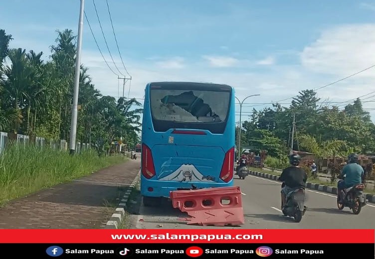 Pengguna Jalan Keluhkan Bis Yang Terparkir Berminggu-minggu Di Badan Jalan