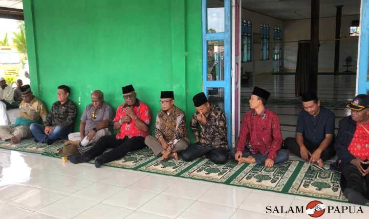 Plt Bupati Mimika Johannes Rettob saat berdiskusi dengan warga di Limau Asri Timur Distrik Iwaka (Foto:salampapua.com/Evita)