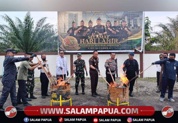 Kejari Mimika Musnahkan Barang Bukti Uang Palsu Dan Narkoba Dari 19 Perkara Inkracht