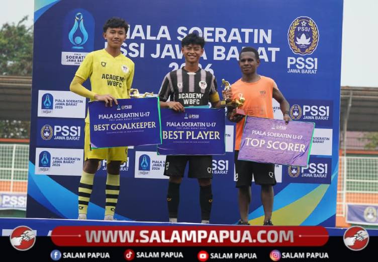 (dari kiri) Fahmi Aziz Arifudin peraih penghargaan sebagai Kiper Terbaik, Naufal Faidlarrahman terpilih sebagai Pemain Terbaik dan Lorenzo Jovian Omabak Komangal alias Onco dinobatkan sebagai Top Score Piala Soeratin U17 Jawa Barat tahun 2026 bersama piala pada penutupan, Sabtu (12/9/2026) di Stadion Mini Cibinong, Kabupaten Bogor (Salampapua.com/Dokumen Akademi WBFC)