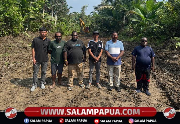 Bupati Kabupaten Nduga, Yoas Beon, S.IP bersama jajarannya ketika mengunjungi Jalan Krepkuri di Kenyam, Nduga dengan latar belakang alat berat yang sedang meraktakan jalan pada Sabtu (12/9/2026)(Salampapua.com/Elea Worom)