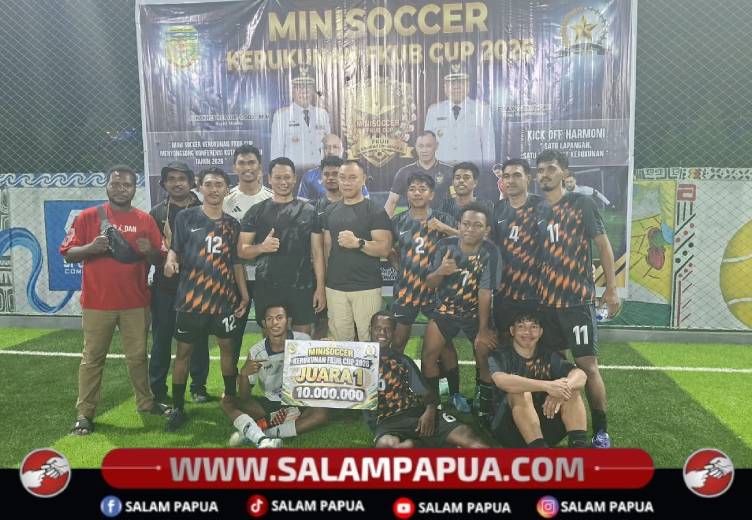 Ketua FKUB Kabupaten Mimika, Dr Jeffrey Hutagalung, MPhil foto bersama dengan Juara Mini Soccer Kerukunan FKUB Cup I Tahun 20026 di Lapangan Fantastic Sport Complex di Jalan Cenderawasih, SP 2 Timika, Rabu malam (14/10/2026)(Salampapua.com/Sianturi)