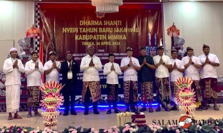Foto bersama usai perayaan Dharma Santi Nyepi Tahun Baru Saka 1945/2023 masehi di Timika, Papua Tengah, Jumat (28/4/2023) (Foto:salampapua.com/Evita)