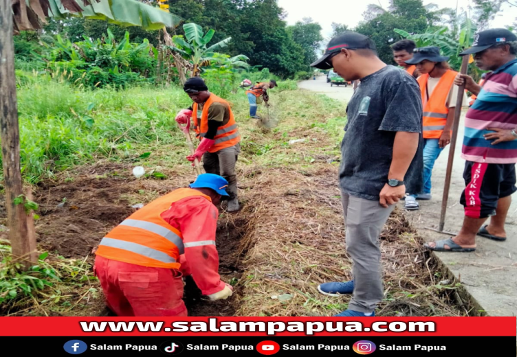 Kelola Padat Karya Rp 350 Juta, Kelurahan Timika Indah Bersihkan Kali Belakang Keuskupan