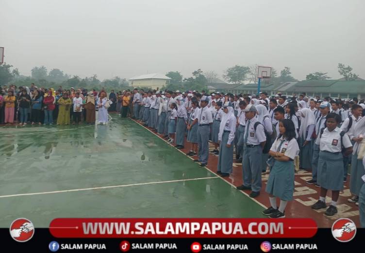 Para orang tua dan siswa SMA Negeri 7 Mimika mengikuti upacara sekaligus mendengar imbauan keamanan dan ketertiban masyarakat dari Kasat Binmas Polres Mimika, AKP Budiman Siantur, Senin (5/10/2026)(Salampapapua.com/Dokumen Polres Mimika)