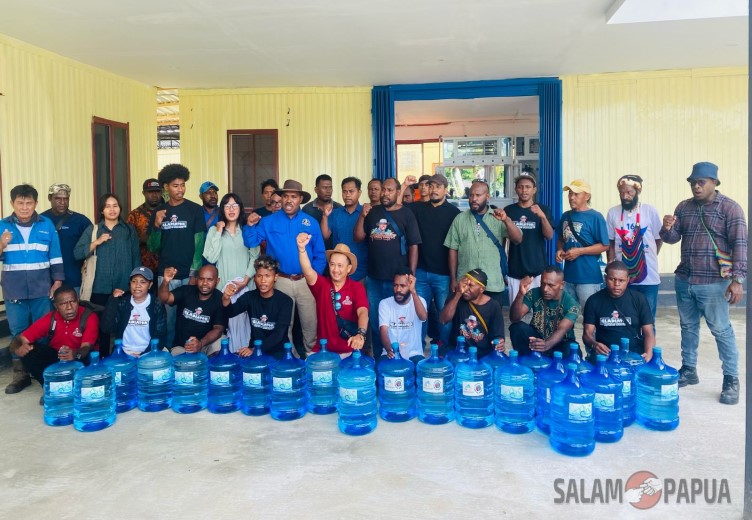 Selama 1 Bulan Maximus Tipagau Akan Bagikan Air Minum Gratis Kepada Masyarakat Timika