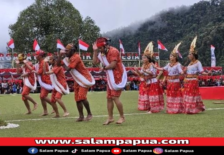 Divisi Facilities Town Management & Management Information System bersama Kerukunan Keluarga Toraja Tembagapura menampilkan Tari Pa?gellu, sebuah tarian Budaya Toraja yang penuh kegembiraan di Tembagapura, Sabtu (178/2024) (salampapua.com/Foto Corp.Comm PTFI)