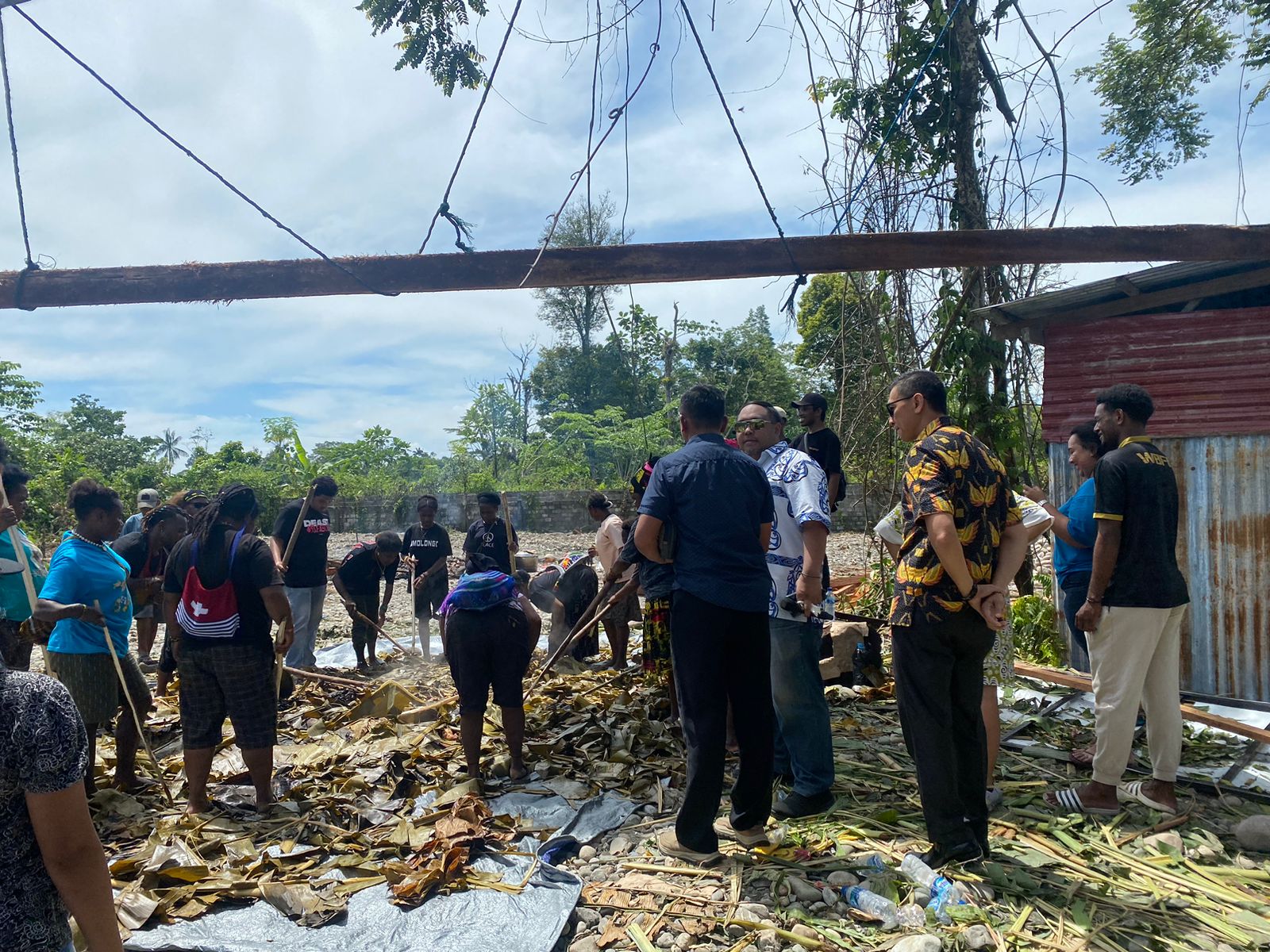 - Suasana bakar batu bersama keluarga Natkime dan para tamu yang hadir (Salampapua.com/Evita)