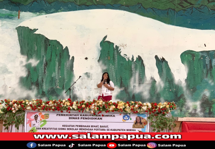Peserta lomba, Liora Amungin Manurung saat tampil menyanyikan lagu pada Porseni Tingkat SMP se-Kabupaten Mimika di Gedung Eme Neme Yauware, Selasa (13/08/20424) Salampapua.com/Evita)
