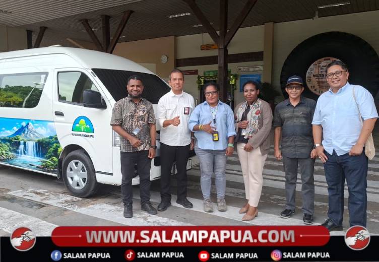 Mina Natkime (3 dari kiri) bersama pihak PT AVCO dan PT Freeport Indonesia pada launching bus karyawan di Terminal Keberangkatan Bandara Mozes Kilangin, Selasa (17/3/2026)(Salampapua.com/Sianturi)