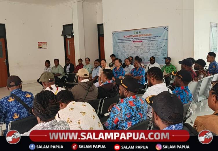 Para pegawai RSUD Elvrida Sara mengikuti pertemuan dengan Bupati Yoas Beon membahas pelayanan dan pembayaran honor yang belum dibayarkan di RSUD Kenyam, Kamis (8/10/2026)(Salampapua.com/Elea Worom)