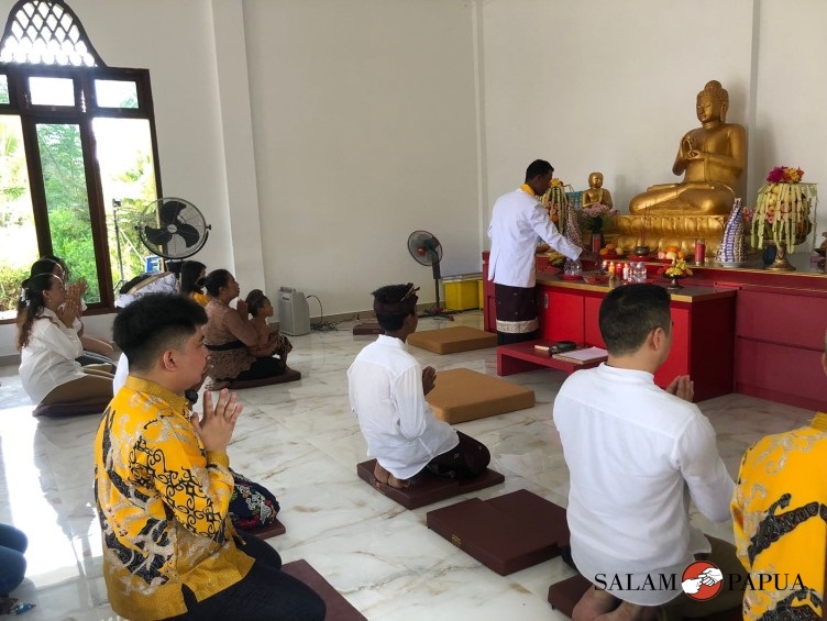 UMAT BUDDHA DI MIMIKA MERAYAKAN HARI WAISAK 2567