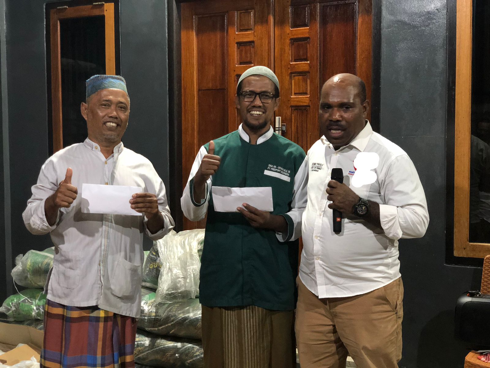 Maximus Tipagau Berikan Bantuan Uang Tunai Untuk 2 Masjid Di SP3 Timika
