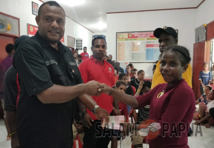 Siswa-Siswi SMP Dan SMA Kampung Damai Kwamki Narama Terima Beasiswa, Warga Juga Dibagikan 10 Mesin Potong Rumput