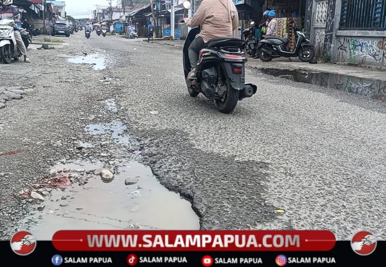 Trotoar Dipakai Jualan, Jalan Bougenville Kian Sempit Dan Rusak