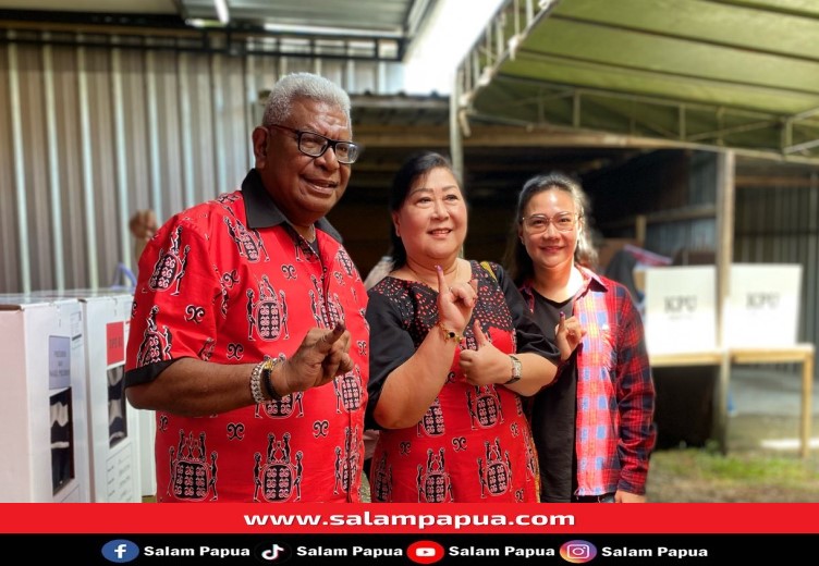 Ikut Mengantre, Wakil Bupati Mimika Bersama Istri Mencoblos Di TPS 06 Pasar Sentral