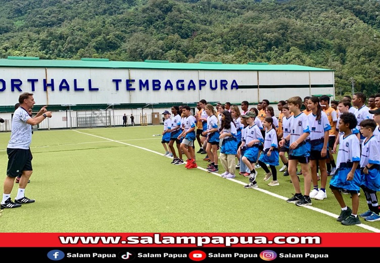 PFA Berlatih Sepakbola Bersama Siswa YPJ Dan Siswa Expat Di Tembagapura