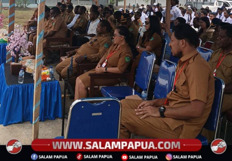 Bupati Kabupaten Nduga, Papua Pegunungan, Yoas Beon, S.IP bersama jajaran serta para undangan mengikuti acara Bulan Bahasa sambut HUT Sumpah Pemuda ke-98 di Kenyam, Senin (19/10/2026)(Salampapua.com/Elea Worom)
