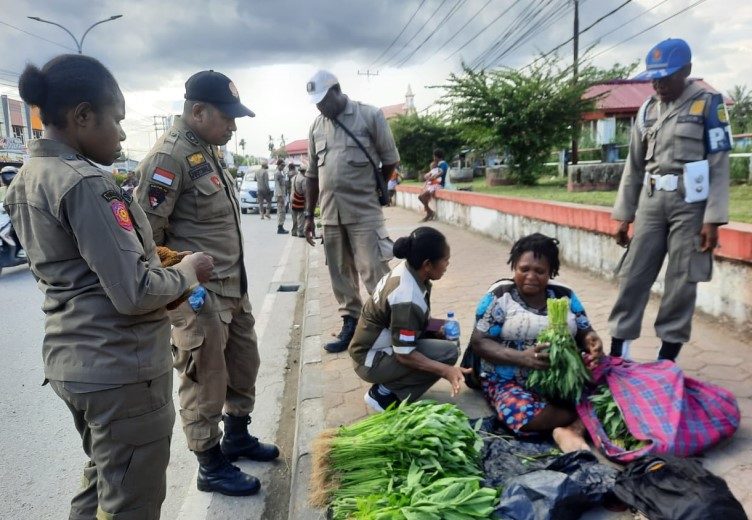 Satpol PP Mimika Gencar Tertibkan Pedagang Yang Berjualan Di Lokasi Terlarang