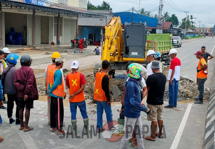 Sambungan Pipa Saluran Air Bersih Terlepas, Air Menyembur Dari Aspal Di SP2 Timika