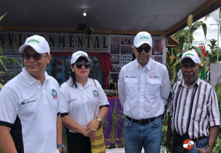 Asisten III Bidang Administrasi Umum Setda Mimika Hendritte Tandiono (kedua dari kiri) didampingi Director dan EVP Social Responsibility & Community Development PT Freeport Indonesia (PTFI) Claus Wamafma (kedua dari kanan) dan VP Environmental Division PTFI Gesang Setiadi (kiri) saat mengunjungi stand-stand pada kegiatan Pameran Lingkungan yang digelar oleh PTFI, Jumat (16/6/2023) (Foto:salampapua.com/Evita)