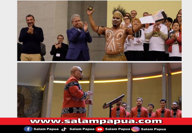 Conductor Iyakoko Patea Choir, Hugo Iwanggin ketika menerima penghargaan Winner untuk kategori Musica Sacra pada ajang 15th International Choir Festival & Competition yang digelar di Roma, Italia, Senin (20/10/2025) waktu setempat (Dokumen Iyakoko Patea Choir)