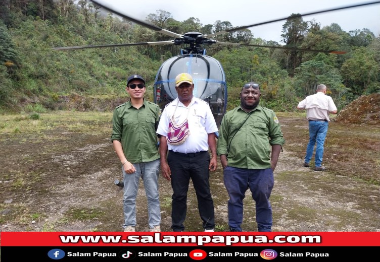 Kepala DLH Mimika bersama staf saat meninjau Lapter Hoya (salampapua.com/Foto DLH Mimika)