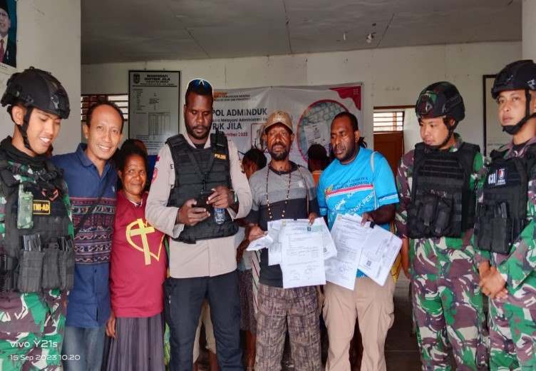 Foto bersama saat Tim Jempol Adminduk Disdukcapil Mimika memberikan pelayanan Adminduk kepada masyarakat di Distrik Jila (Foto:Istimewa)