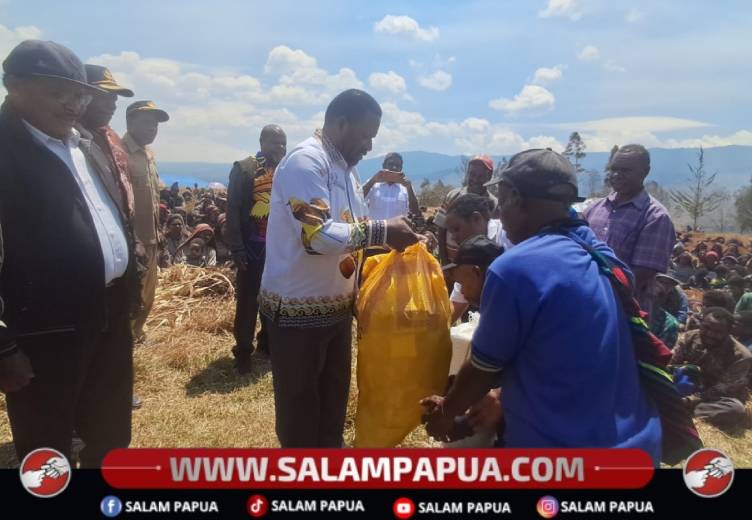 Bupati Kabupaten Nduga, Yoas Beon, S.IP menyerahkan bantuan secara simbolis kepada warga pada kunjungan di Distrik Wutpaga Nenggeagin, Kuyawagi, Kamis (27/8/2026)(Salampapua.com/Dokumen Humas Pemkab Nduga)