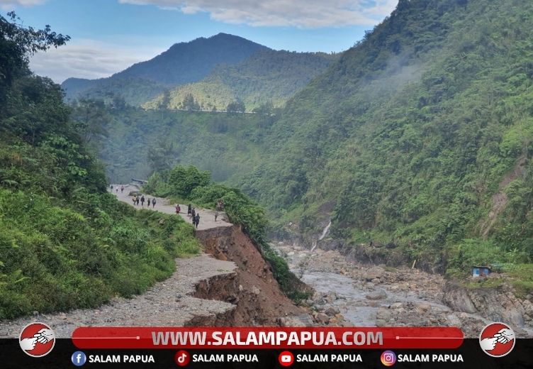 Bupati John Rettob Sebut Jalan Terputus Akibat Longsor Di Tembagapura Sudah Tersambung