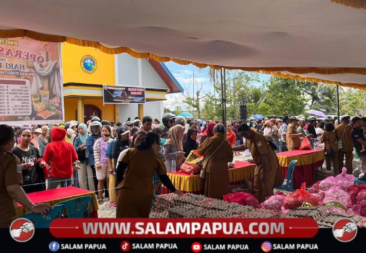 Masyarakat SP 4 Timika Serbu Pasar Murah Disperindag Jelang Paskah