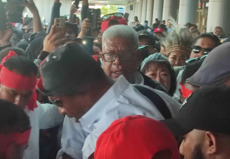 Johannes Rettob Pulang Ke Timika Di Hari Ulang Tahunnya, Disambut Meriah Para Pendukung