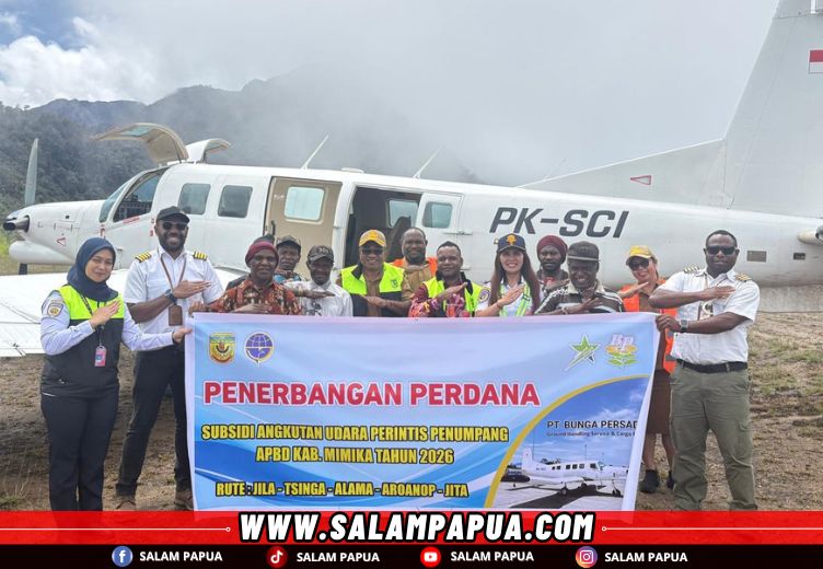 Foto bersama saat penerbangan perdana subsidi perintis, di Lapangan Terbang (Lapter) Tsinga, Distrik Tembagapura, Senin (9/2/2026) (salampapua.com/Evita)