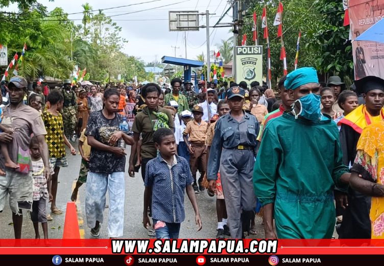 Ribuan peserta karnaval saat memasuki halaman kantor Distrik Mimika Timur (salampapua.com/Acik)
