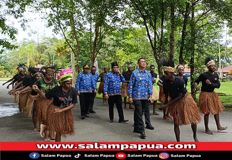 PARADE FOTO: Pj Bupati Mimika Valentinus Sumito Launching Program Mimika Pandai Berhitung Dengan Metode Gasing