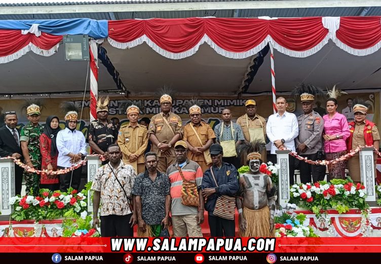 Foto bersama usai pemotongan tumpeng HUT ke-49 Mapurujaya (salampapua.com/Acik)