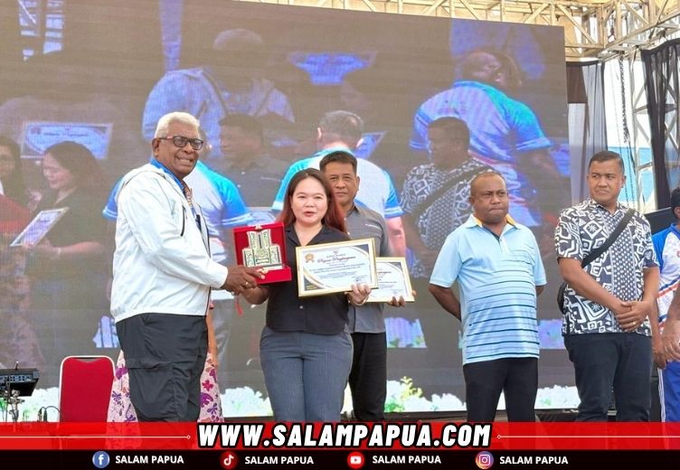 Pemberian penghargaan bagi WP teladan oleh Bupati Mimika Johannes Rettob (salampapua.com/Evita)