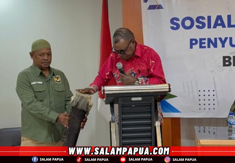 Pembukaan kegiatan oleh Staf Ahli Bidang Hukum, Politik dan Pemerintahan, Yakobus Kareth dengan pemukulan Tifa (salampapua.com/Evita)