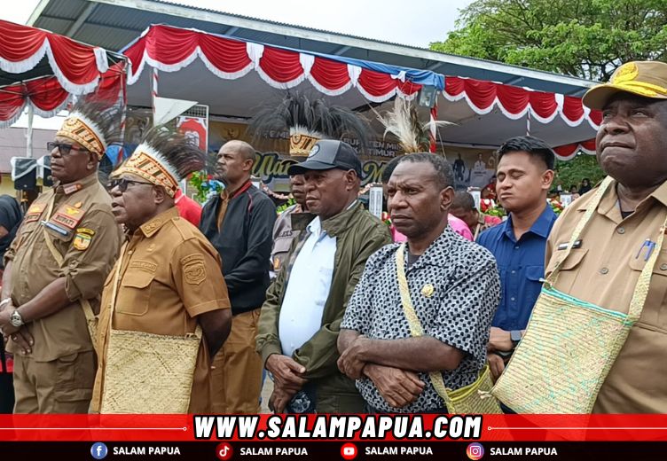 Bupati Mimika Johannes Rettob, Wakil Bupati Mimika Emanuel Kemong, Ketua DPRK Mimika Primus Natikapereyau dan Pj Sekda Mimika Abraham Kateyau saat menyaksikan ritual adat 'Tari Semut" (salampapua.com/Acik)
