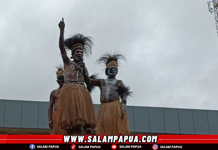 Tiga tetua adat suku Kamoro saat melakukan ritual adat ' Tari Semut' (salampapua.com/Acik)
