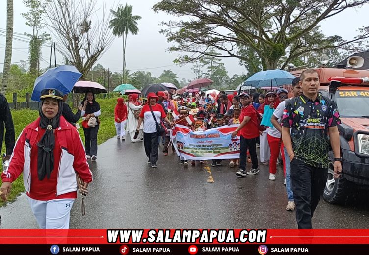 Wakil Ketua I DPRK Mimika, Asri Akas dan Anggota Komisi III DPRK Mimika, Hj. Rampeani saat memandu karnaval (salampapua.com/Acik)