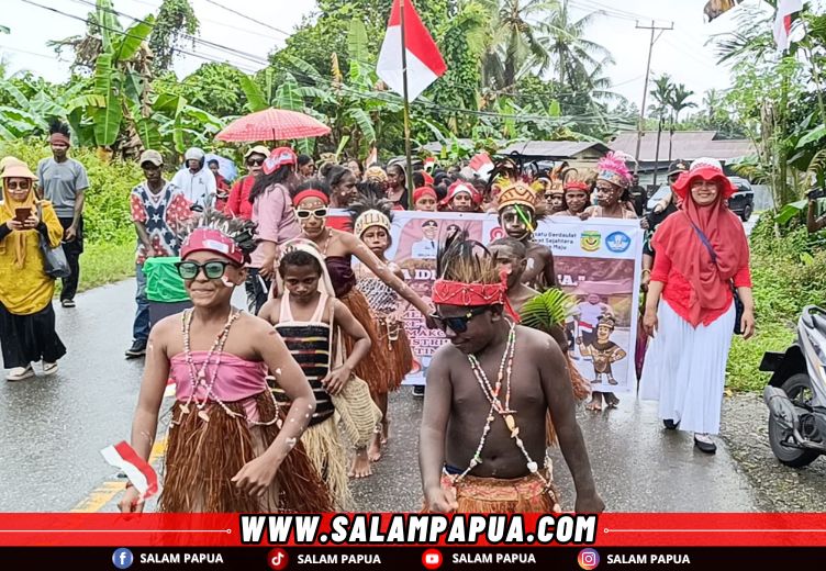 Peserta karnaval salah satu sekolah mengenakan pakaian adat budaya suku Kamoro (salampapua.com/Acik)