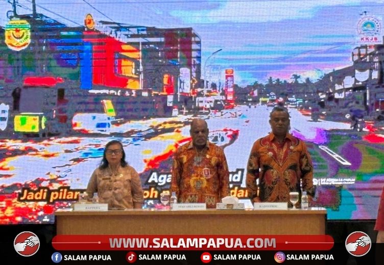 Staf Ahli Bidang Ekonomi dan Pembangunan Setda Mimika, Firon Balinol Mom, Kepala Bappeda, Yohana Paliling, dan Kepala Distrik Kwamki Narama Edwin Hanuebi (salampapua.com/Evita)