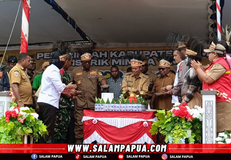 Pemotongan tumpeng HUT ke-49 Mapurujaya (salampapua.com/Acik)